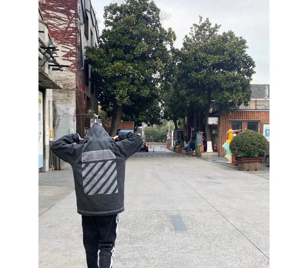 ♻️💯Upper body reference model picture❤️Top tested version OFF WHITE CO VIRGIL 22SS Overlapping Zebra Cross Arrow Hoodie Sweatshirt. The fabric and threads are custom-woven and dyed. The color of the fabric is dyed through color card comparison. There is no color difference. It is made of 420g double yarn terry fabric. The printing is done using a Japanese-owned MIMAKIi printing machine. There are no edges or burrs. Inkjet printing, heat transfer, hot pressing and cold tearing. The transparent fabric pattern is scratch-proof and ironing. The printing is not easy. The tape printing overlaps and the color depth is different. The washed label is also customized according to the original font from the company. The accessories still use OFFWHITE 21S/S full line of correct accessories. Rectangular plastic raised three-dimensional collar label. Late Color: Black Size: XS-L P:390